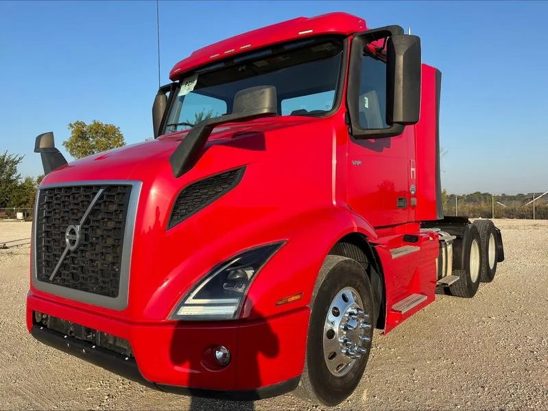 2020 Volvo VNR 640 in Waukee