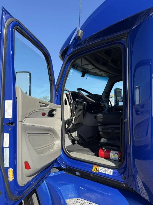 2022 Peterbilt 579 - image 9