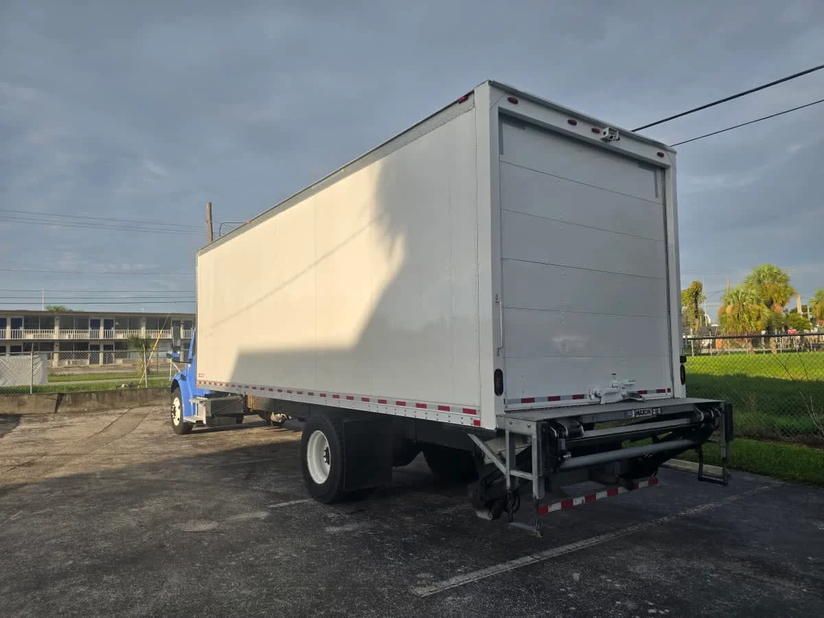2019 Freightliner M2 106 in Tampa, FL — photo 4
