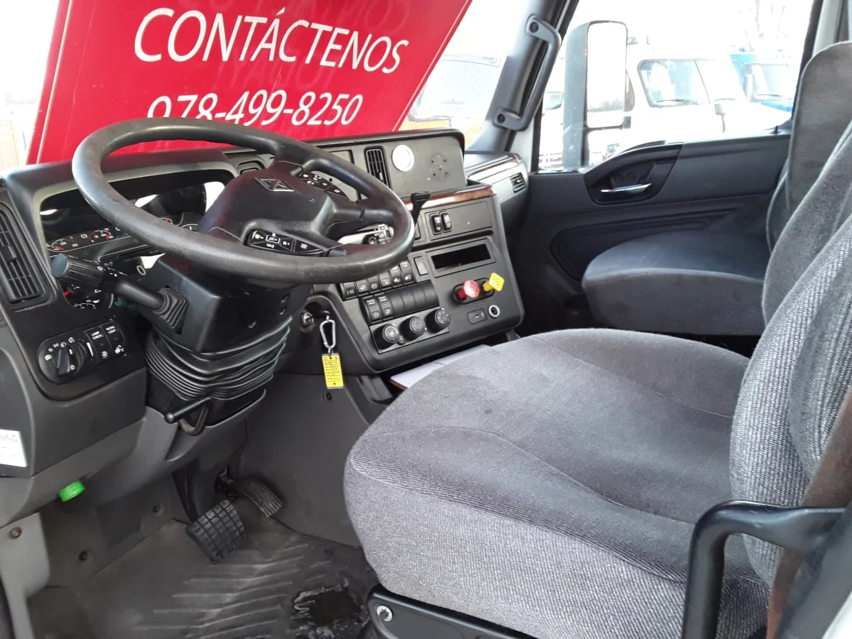2019 International LT - image 7