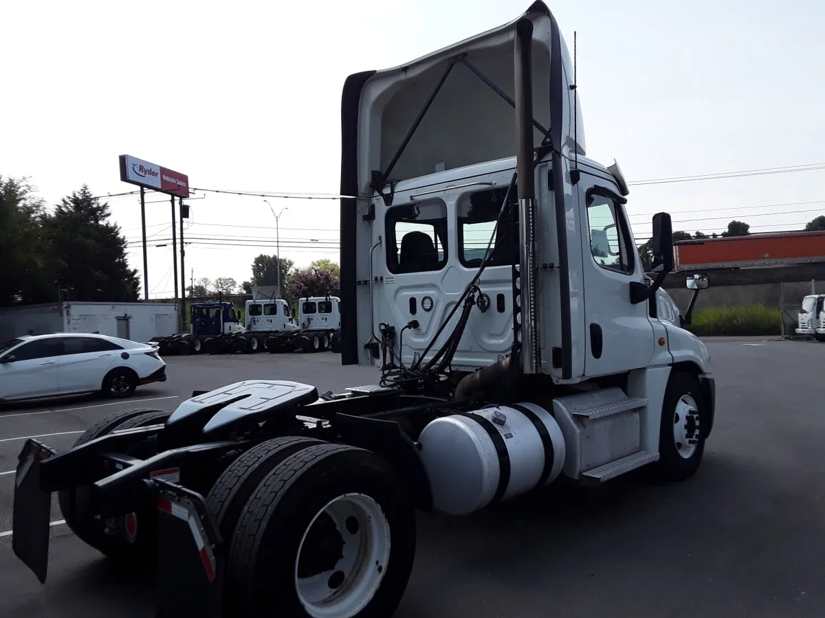 2020 Freightliner Cascadia in Charlotte, NC — photo 4