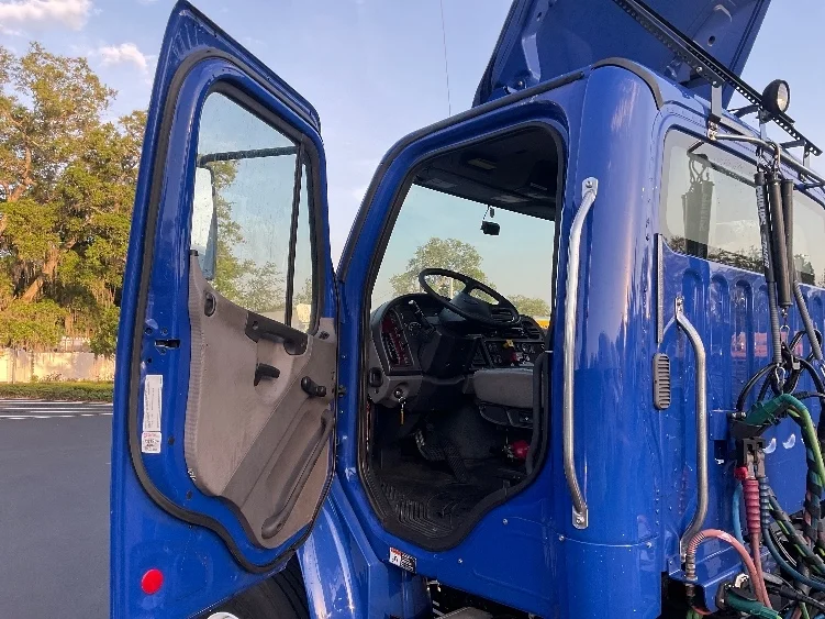 2020 Freightliner eM2 in Tampa, FL — photo 8