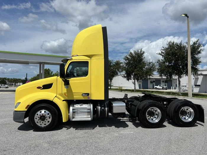 2021 Peterbilt 579 in Orlando, FL — photo 3