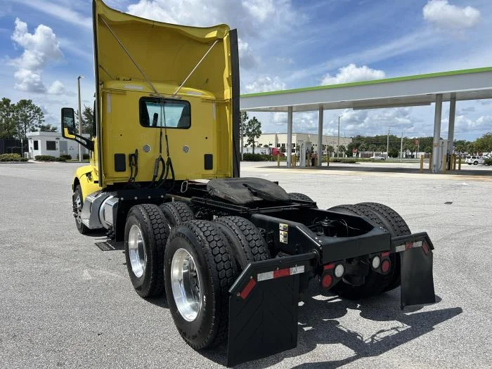 2021 Peterbilt 579 in Orlando, FL — photo 4