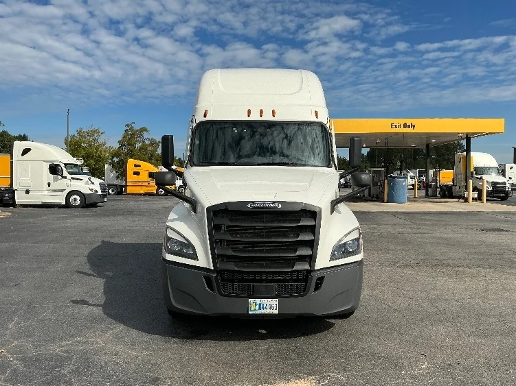 2021 Freightliner Cascadia - image 2