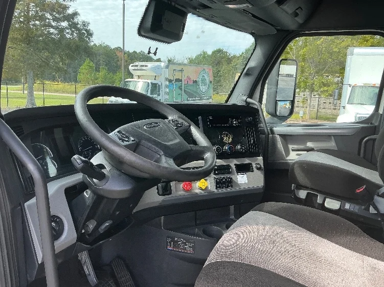 2021 Freightliner Cascadia - image 10