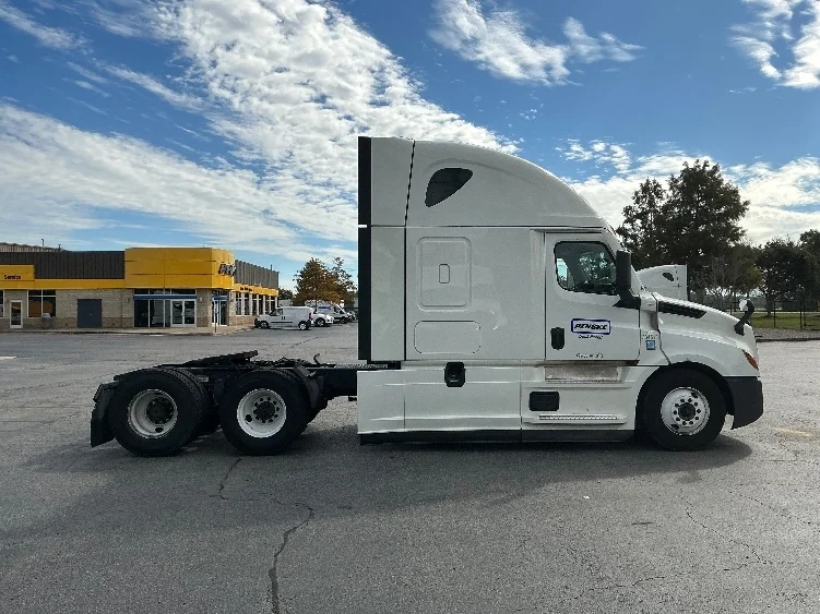 2021 Freightliner Cascadia - image 8