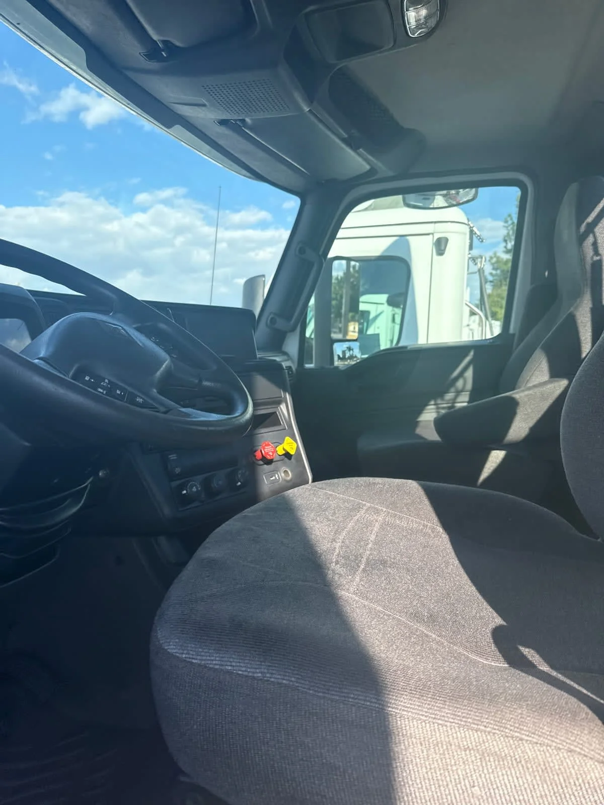 2019 International LT in Pomona, CA — photo 7
