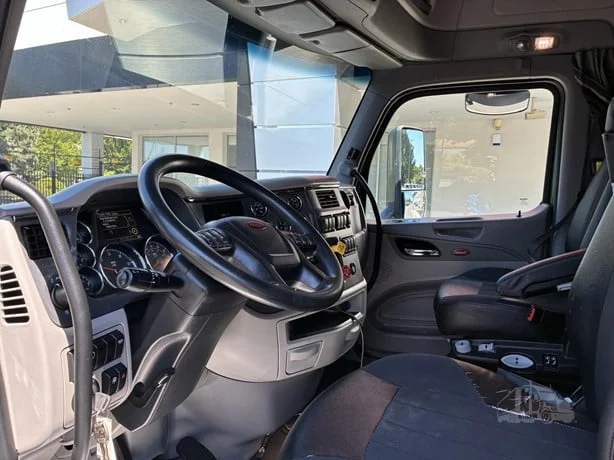 2021 Peterbilt 579 in Portland, OR — photo 15