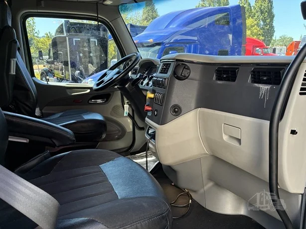 2021 Peterbilt 579 in Portland, OR — photo 12