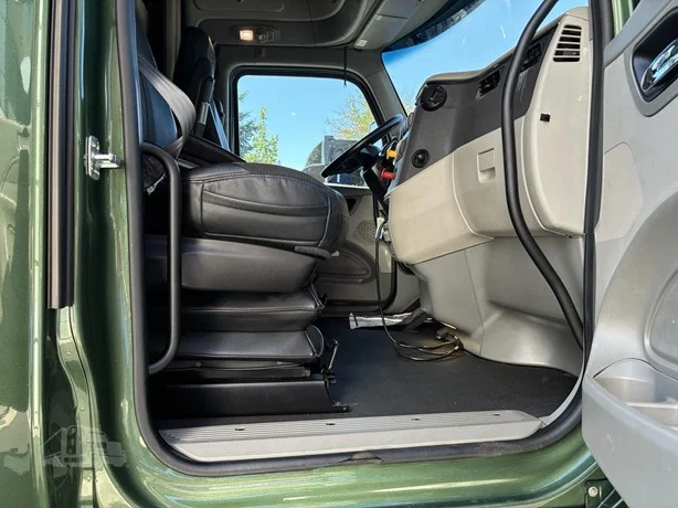 2021 Peterbilt 579 in Portland, OR — photo 11