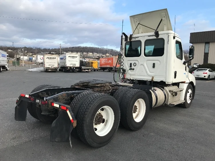 2020 Freightliner Cascadia in Harrisonburg, VA — photo 7