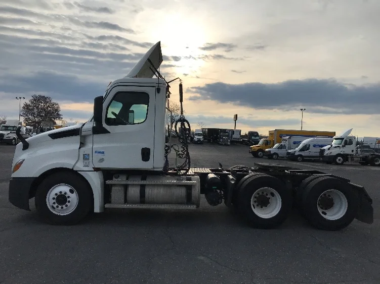 2020 Freightliner Cascadia in Harrisonburg, VA — photo 4