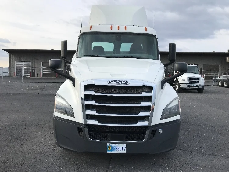 2020 Freightliner Cascadia in Harrisonburg, VA — photo 2