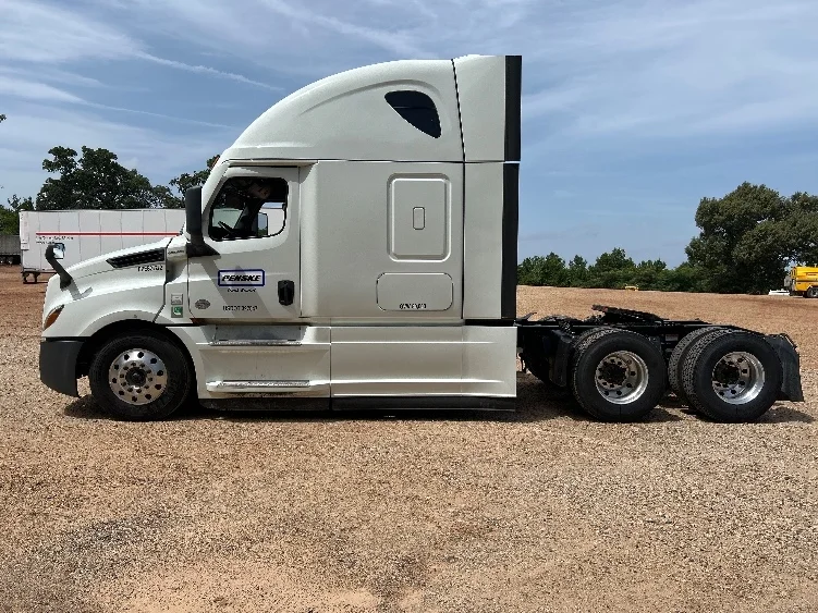2021 Freightliner Cascadia in Longview, TX — photo 4