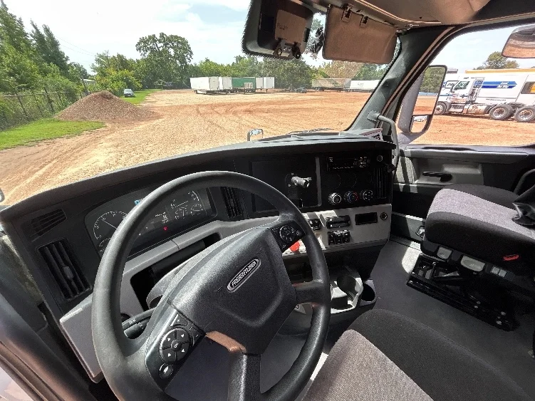 2021 Freightliner Cascadia in Longview, TX — photo 10