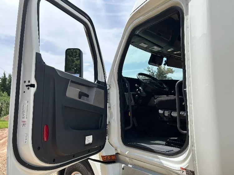 2021 Freightliner Cascadia in Longview, TX — photo 9