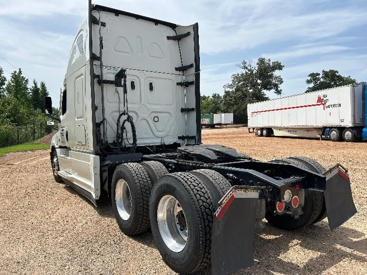 2021 Freightliner Cascadia in Longview, TX — photo 5