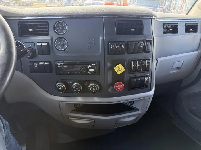 2021 Peterbilt 579 in Dallas, TX — photo 8