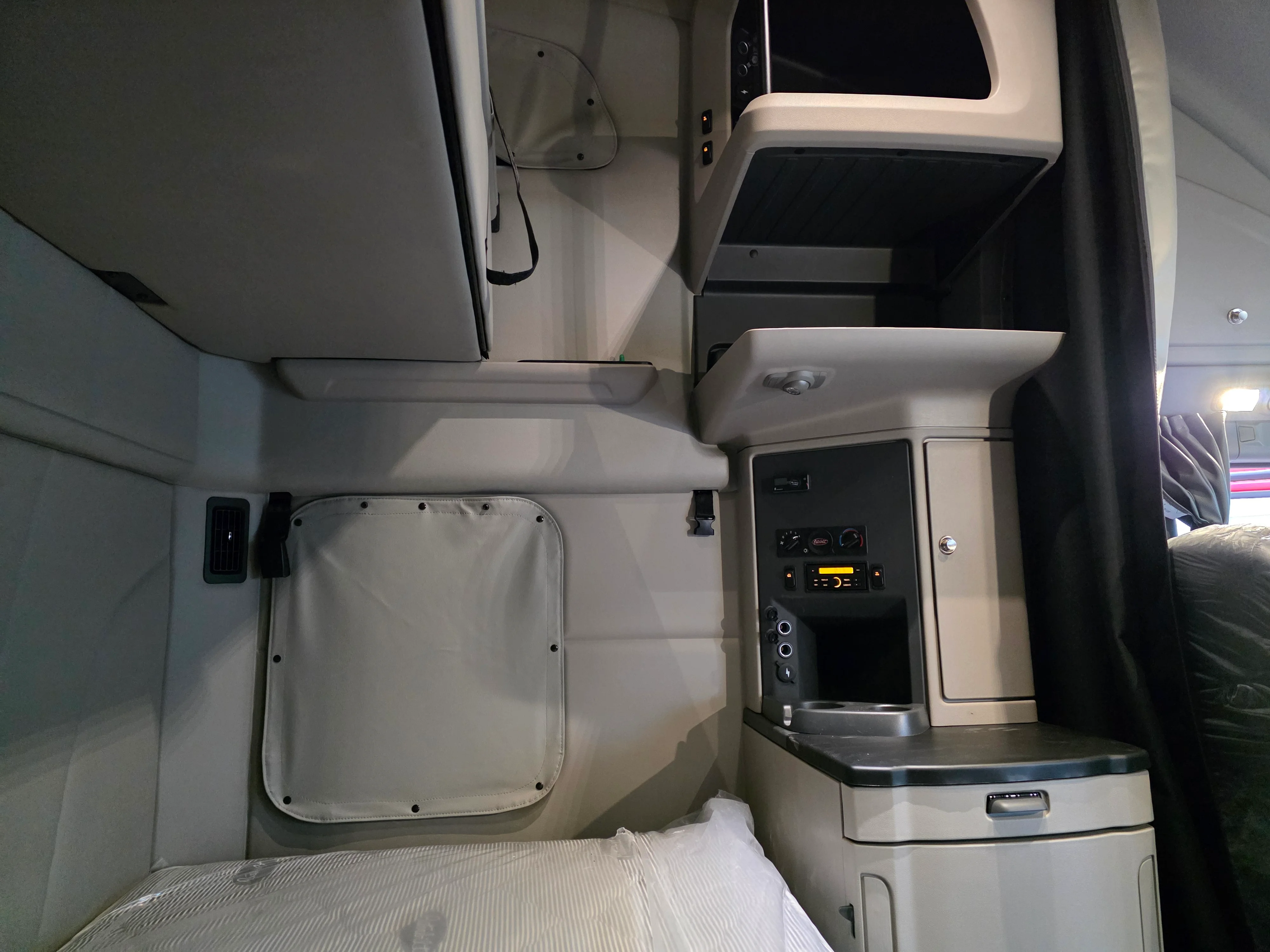 2027 Peterbilt 579 in Portland, OR — photo 12