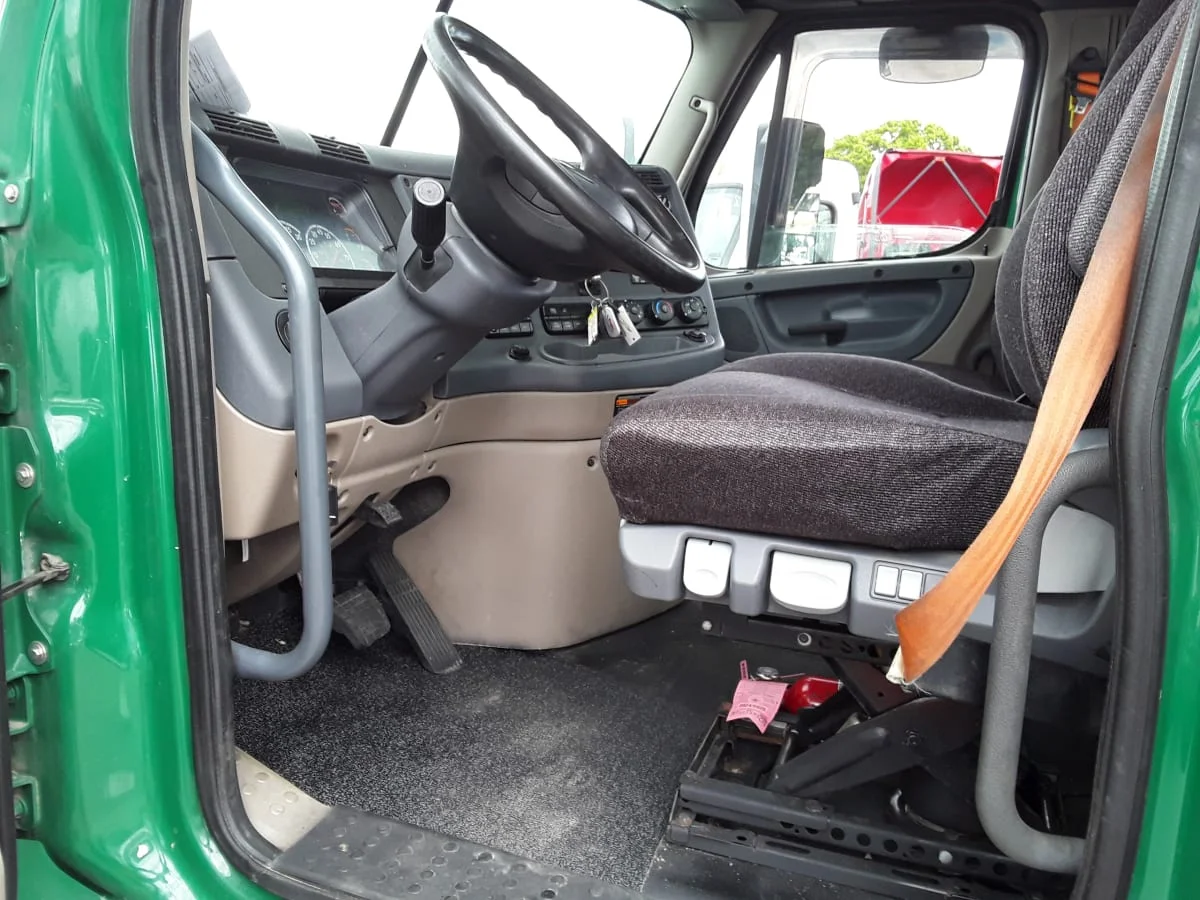 2017 Freightliner Cascadia - image 7