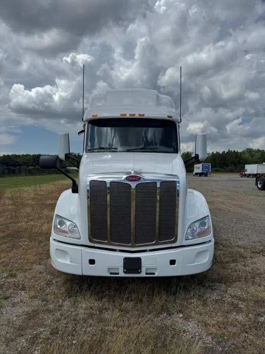 2022 Peterbilt 579 - image 3