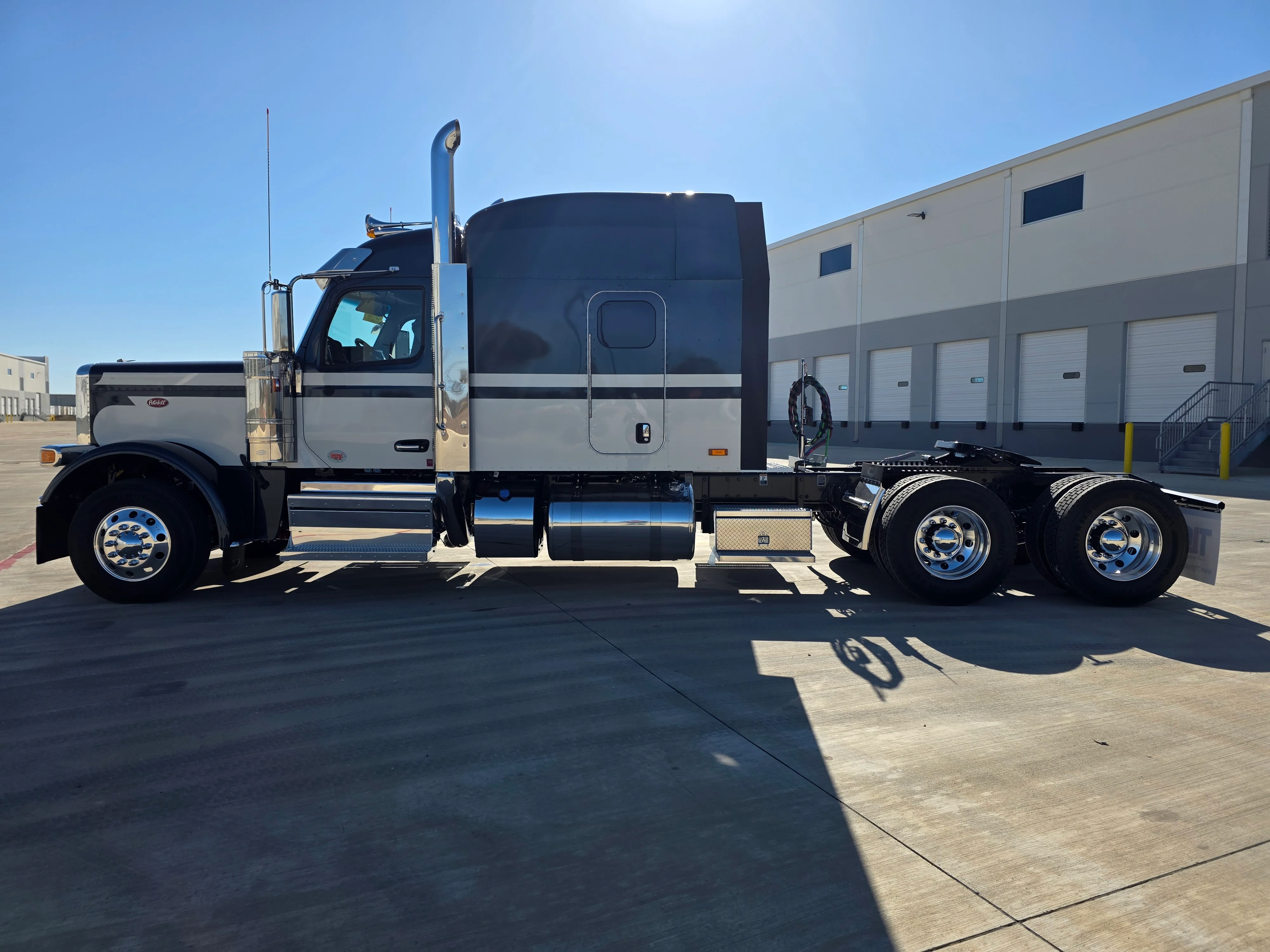 2027 Peterbilt 589 in Cincinnati, OH — photo 2