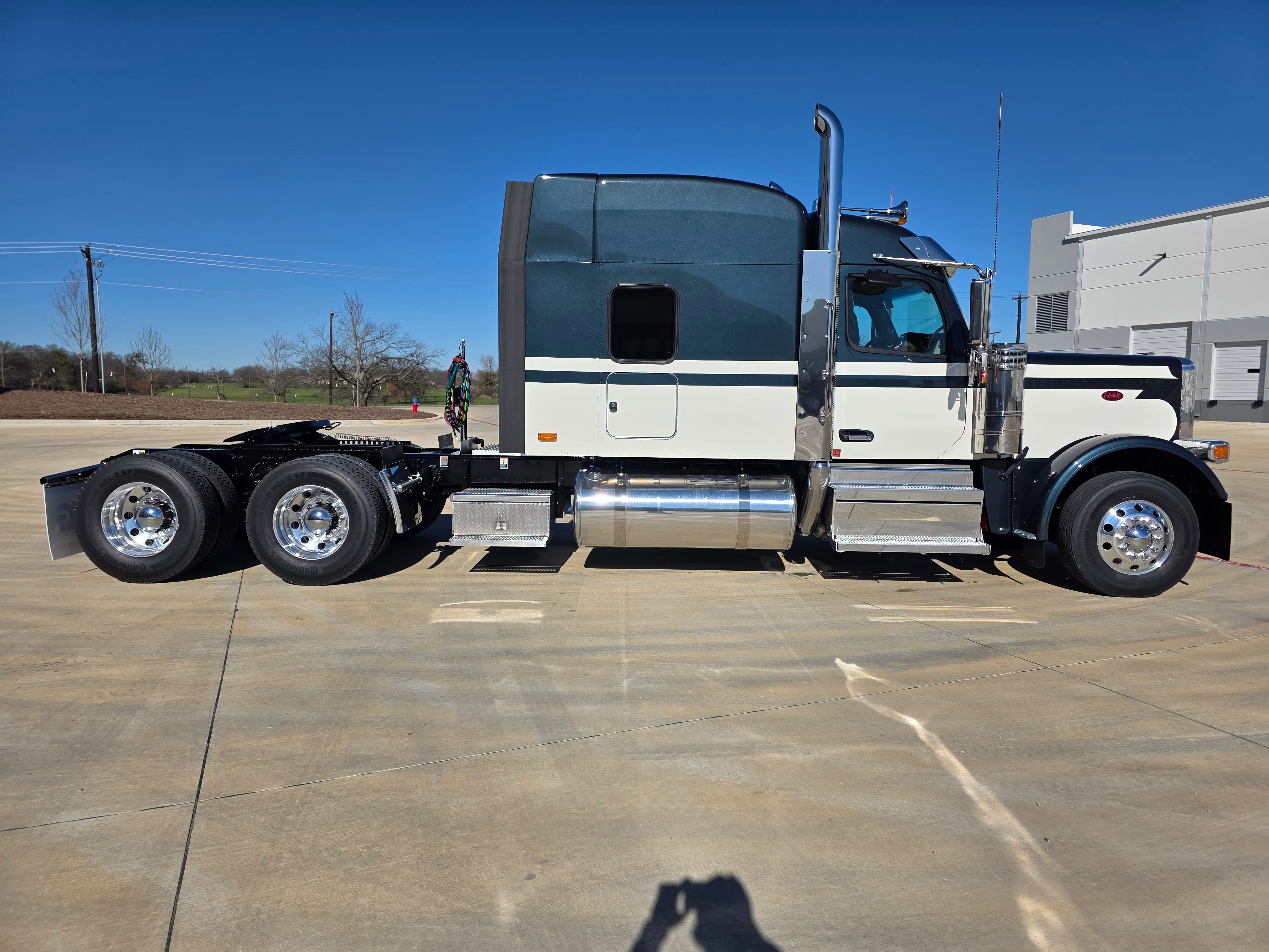 2027 Peterbilt 589 in Cincinnati, OH — photo 6