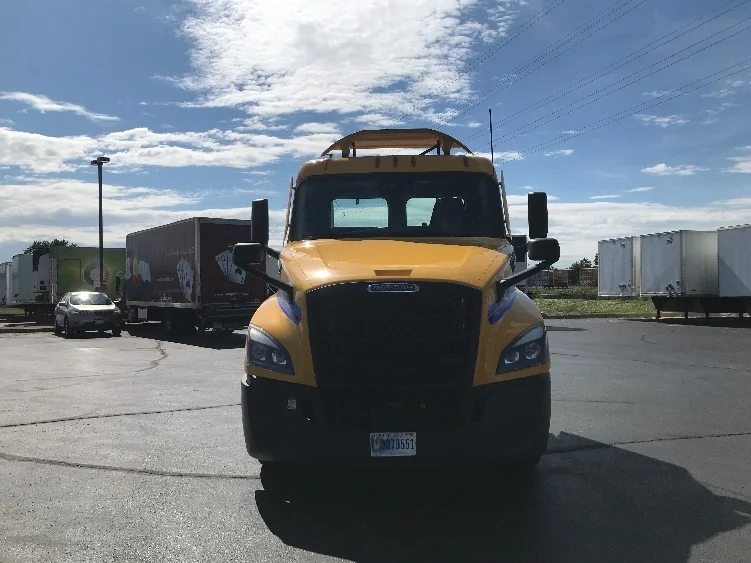 2022 Freightliner Cascadia - image 2