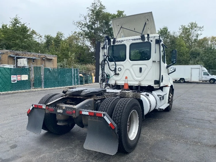 2020 Freightliner Cascadia - image 7