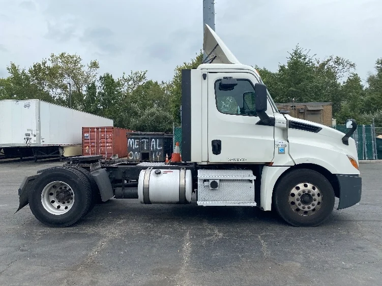 2020 Freightliner Cascadia - image 8