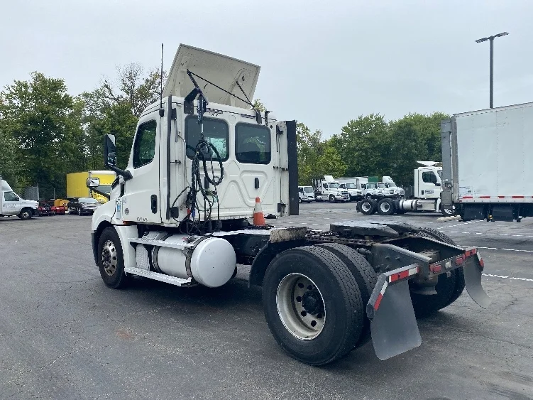 2020 Freightliner Cascadia - image 5