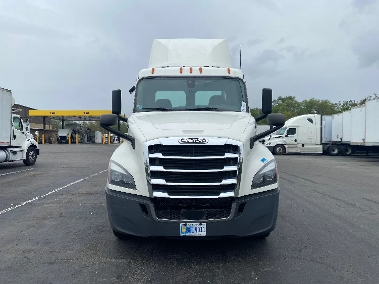 2020 Freightliner Cascadia - image 2
