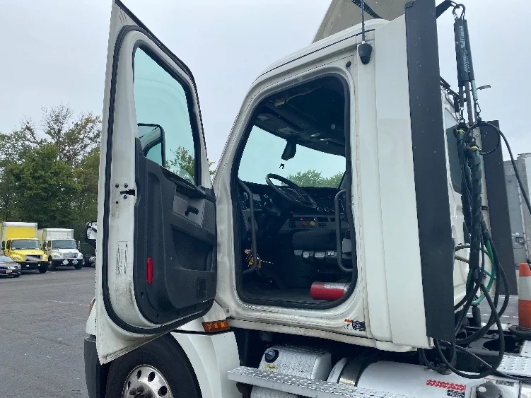 2020 Freightliner Cascadia - image 9