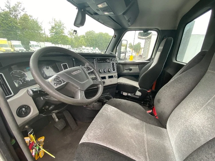 2020 Freightliner Cascadia - image 10