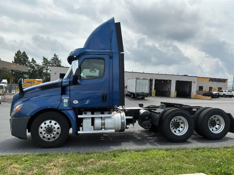 2020 Freightliner Cascadia in Allentown, PA — photo 4