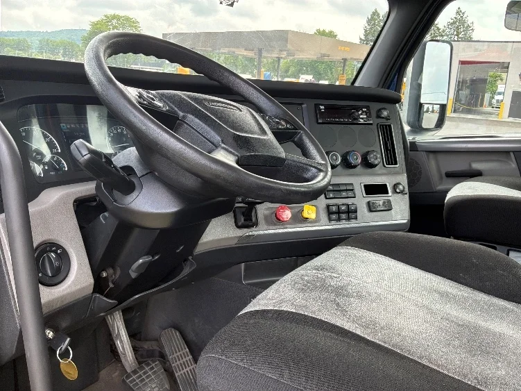2020 Freightliner Cascadia in Allentown, PA — photo 10