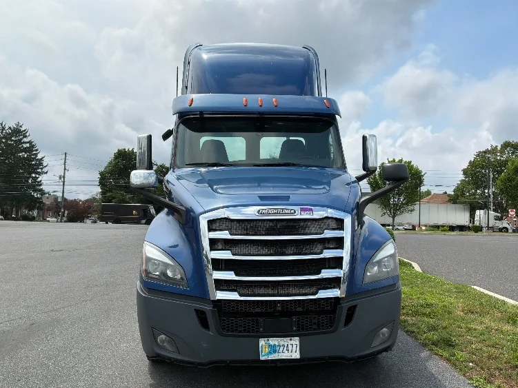 2020 Freightliner Cascadia in Allentown, PA — photo 2