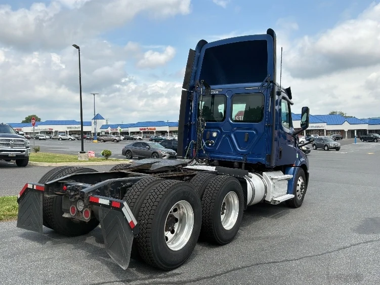 2020 Freightliner Cascadia in Allentown, PA — photo 7