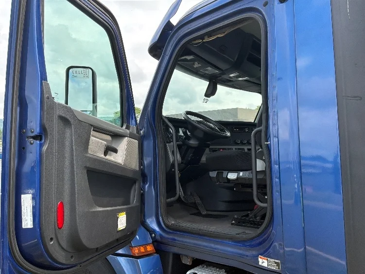 2020 Freightliner Cascadia in Allentown, PA — photo 9