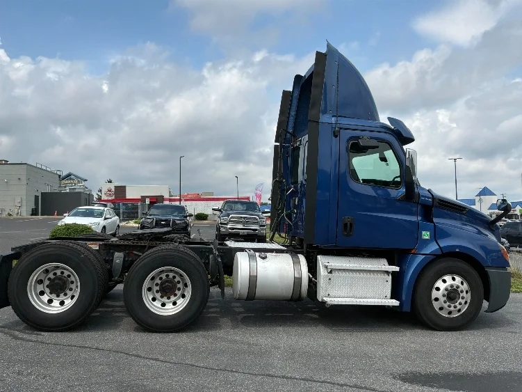 2020 Freightliner Cascadia in Allentown, PA — photo 8