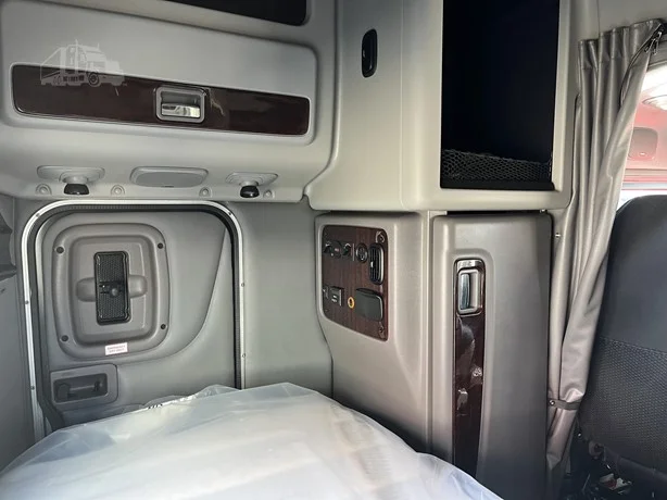 2017 Peterbilt 389 - image 24