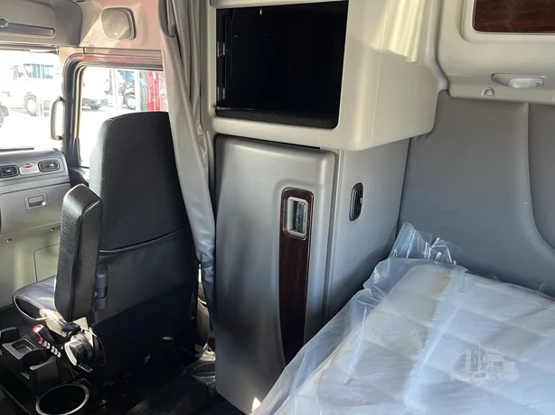 2017 Peterbilt 389 - image 25