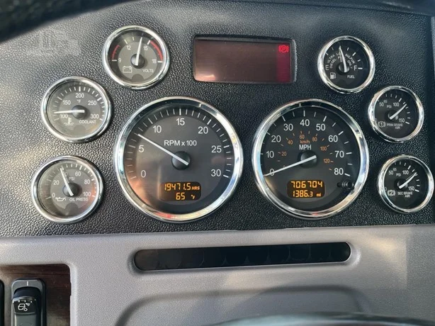 2017 Peterbilt 389 - image 22