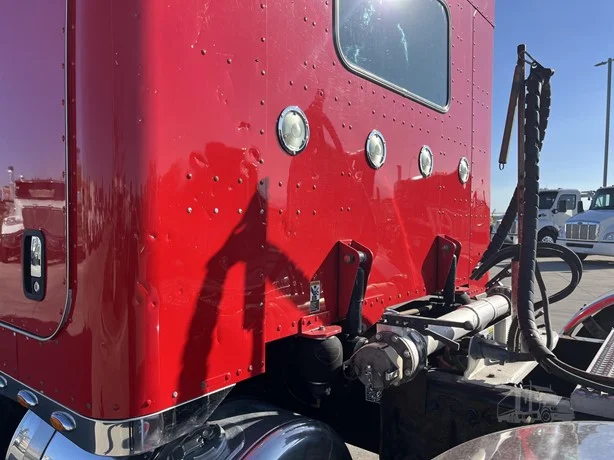 2017 Peterbilt 389 - image 13
