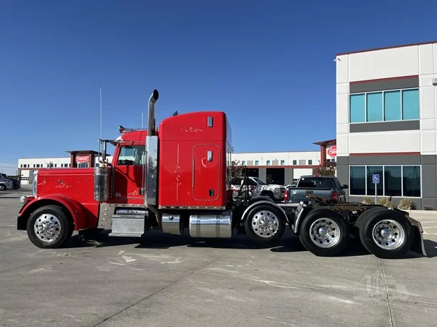 2017 Peterbilt 389 - image 2