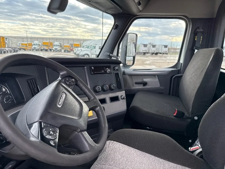 2020 Freightliner Cascadia in Fort Worth, TX — photo 10