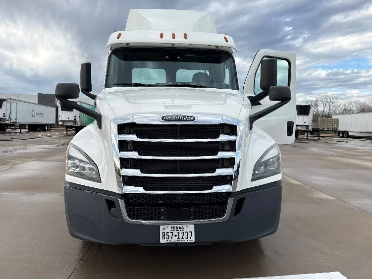 2020 Freightliner Cascadia in Fort Worth, TX — photo 2