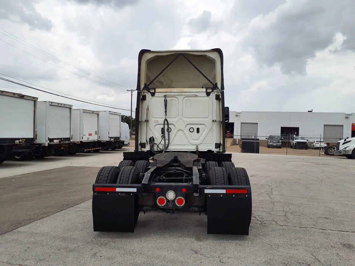 2022 Freightliner Cascadia in Fort Worth, TX — photo 5