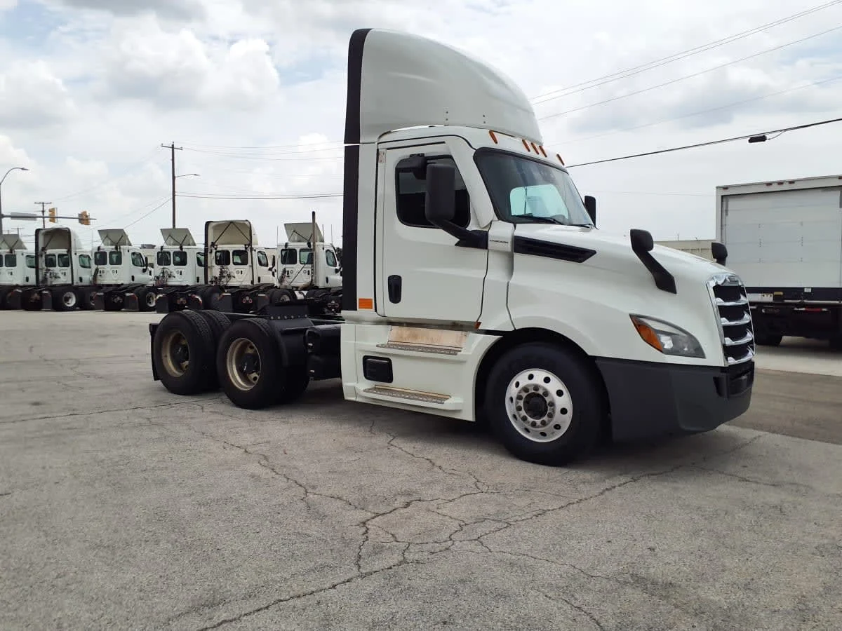 2022 Freightliner Cascadia in Fort Worth, TX — photo 3
